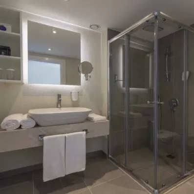 Une salle de bain contemporaine et fonctionnelle, équipée d'une douche.