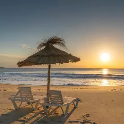 plage avec coucher de soleil 