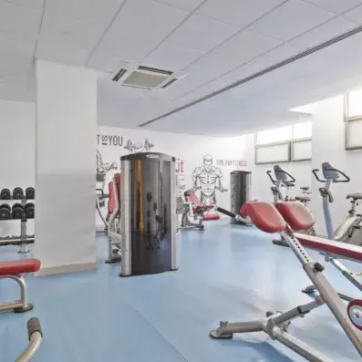 salle de fitness avec machines et équipements