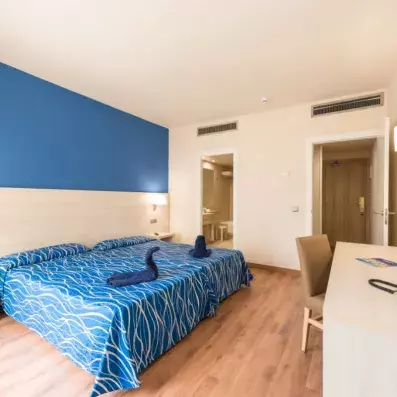 chambre avec un grand lit