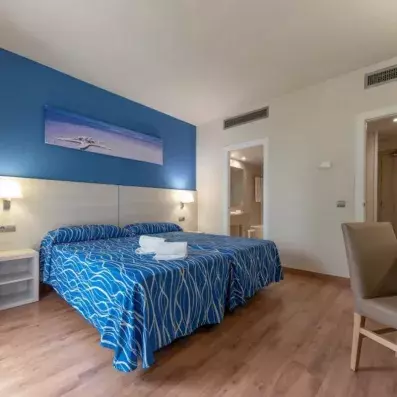 chambre avec un grand lit