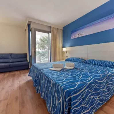 chambre avec un grand lit double