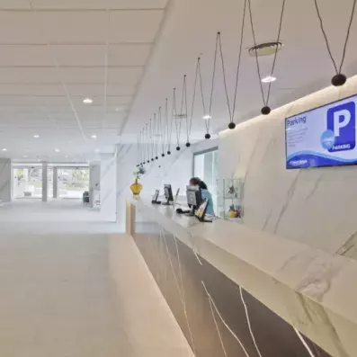 réception de l'hôtel avec un comptoir