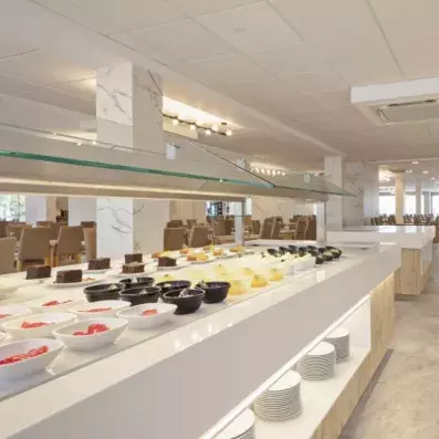 buffet en long du restaurant principal