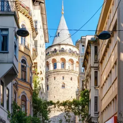 vue des ruelles avec une tour dans le centre ville d'Istanbul 