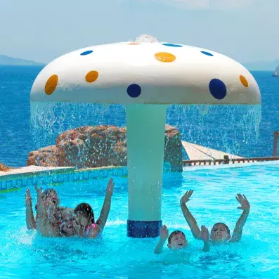 piscine avec au milieu une fontaine à eau en champignon 