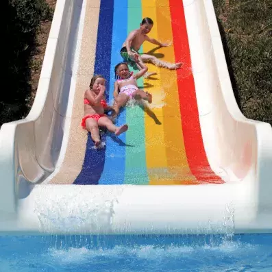 piscine avec des toboggans et des enfants