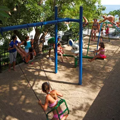 aire de jeux extérieur pour enfant avec des balançoires