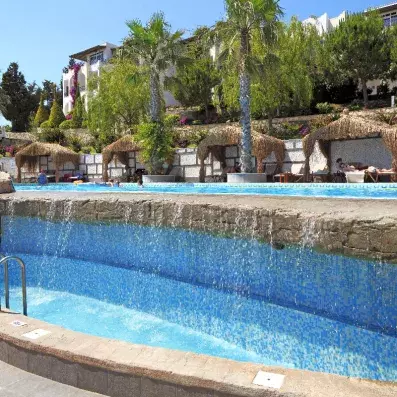 piscine extérieur et fontaine