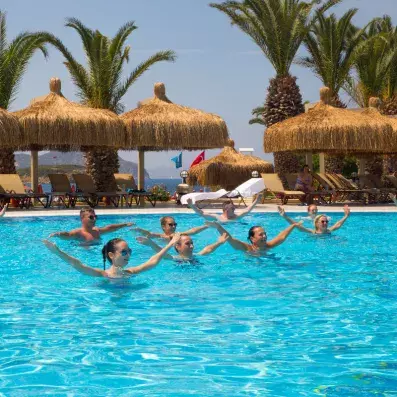 piscine extérieur avec vacanciers fessant des cours d'aquagym