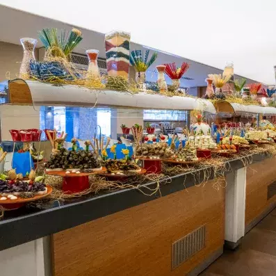 buffet en long avec différents plats et décorations 