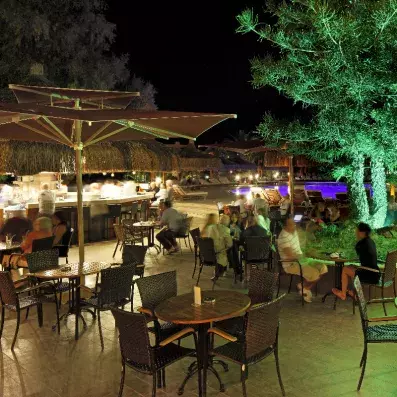 bar extérieur avec lumière et comptoir vue de nuit