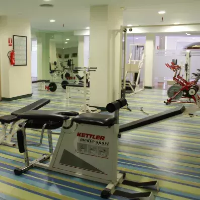 salle de fitness avec équipements