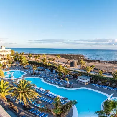 piscine extérieur avec vue sur la mer