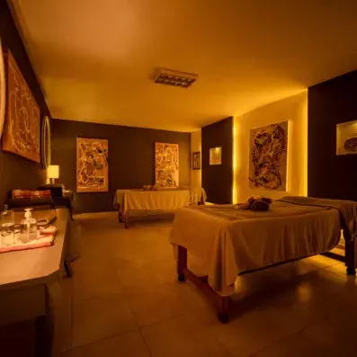 espace de détente avec tables de massage