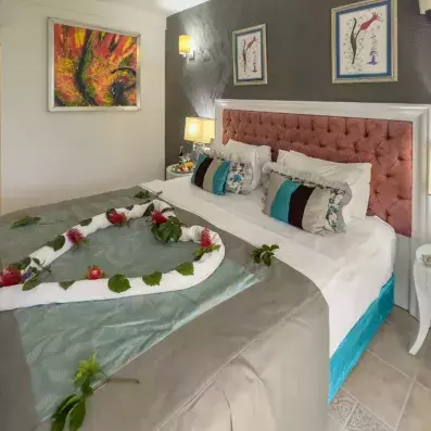 chambre avec un grand lit et décoration en cœur sur le lit