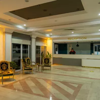 hall d'entrée avec comptoir et coin salon