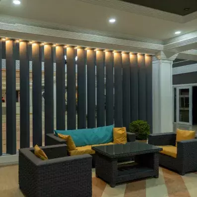 hall d'entrée avec canapé et table basse