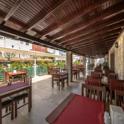 salle de restaurant sur la terrasse de l'hôtel 