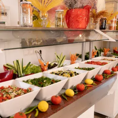 buffet décoré avec différentes salades