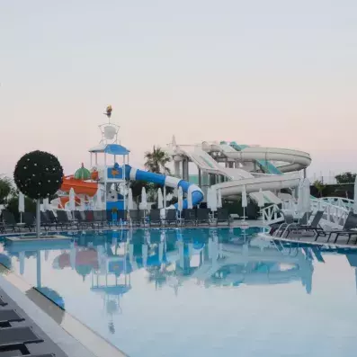 piscine extérieur avec des toboggans 