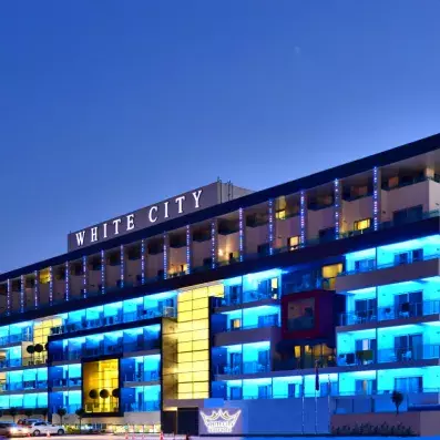 façade de l'hôtel illuminé de nuit