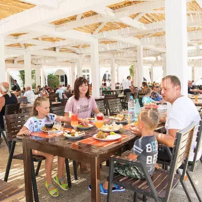 famille déjeunant sur terrasse