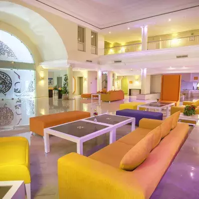 hall hôtel canapés orange