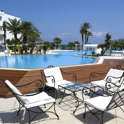 fauteuils devant piscine