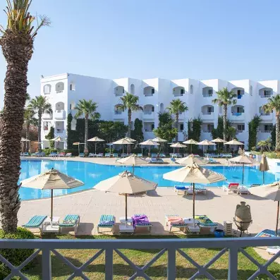 vue piscine et bâtiment hôtel