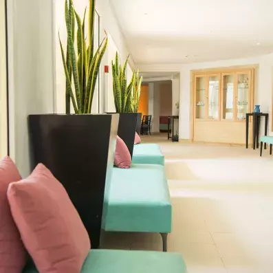 couloir avec canapés