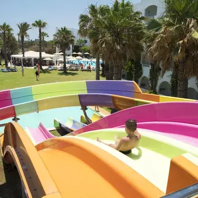 toboggans aquatiques colorés