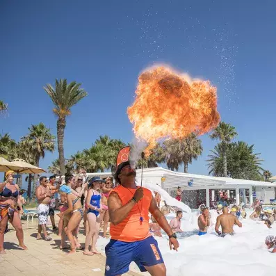 animateur crachant du feu