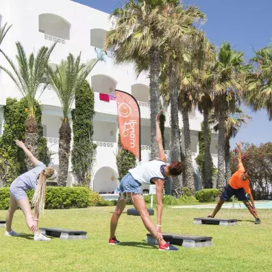 groupe faisant de la gym