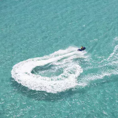 vue aérienne d'un scooter de mer dans l'eau