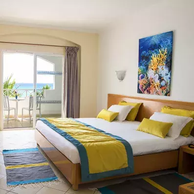 lit avec dessus de lit jaune et bleu