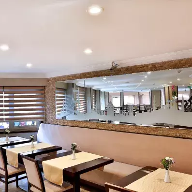 salle de restaurant avec banquette et un grand miroir