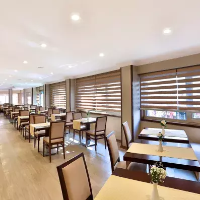 salle de restaurant avec table et chaises