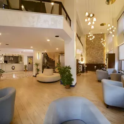 hall d'entrée de l'hôtel avec fauteuils et comptoir de réception