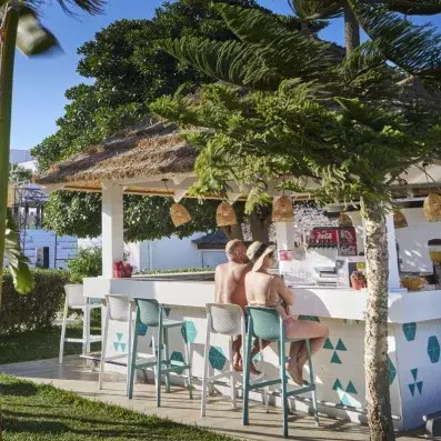 bar près de la piscine