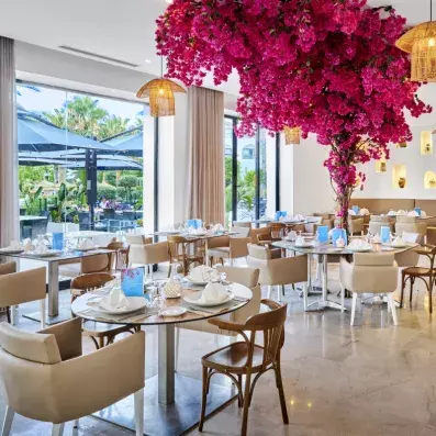 restaurant déco fleurs suspendues