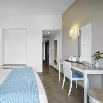 vue porte d'entrée et bureau