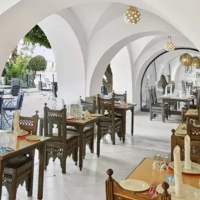 restaurant terrasse ton blanc et chaises en bois