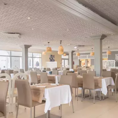 restaurant principal thème blanc et taupe