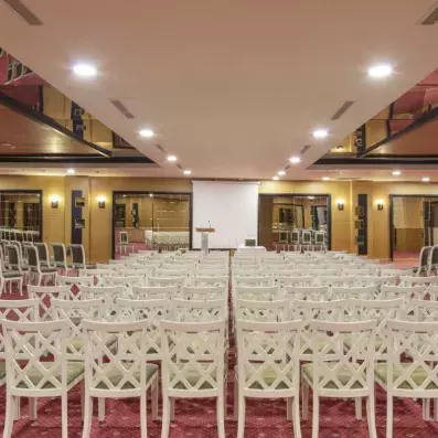 salle de conférence avec chaises en ligne 