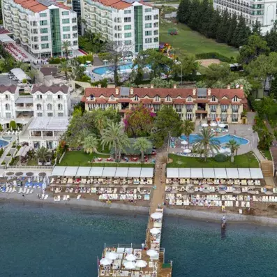 vue d'ensemble hôtel en hauteur avec la plage 