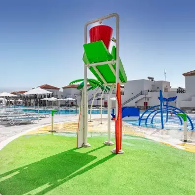 piscine avec jeux aquatique pour enfant