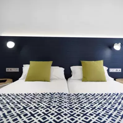 chambre avec deux lits simples