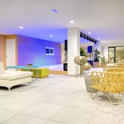 hall de réception avec coin salon