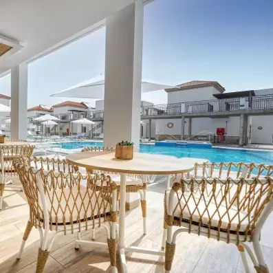 bar de la piscine avec fauteuils et tables
